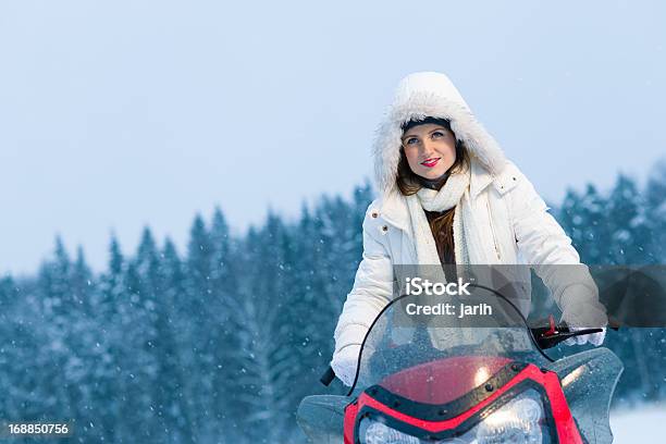 Kobieta I Skuterze Śnieżnym - zdjęcia stockowe i więcej obrazów Skuter śnieżny - Skuter śnieżny, Uśmiechać się, Brązowe włosy