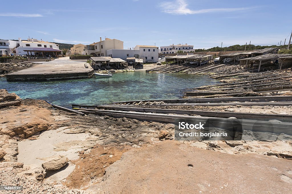 Es Calò porta a Formentera imbarcazioni ferrovie - Foto stock royalty-free di Ambientazione esterna