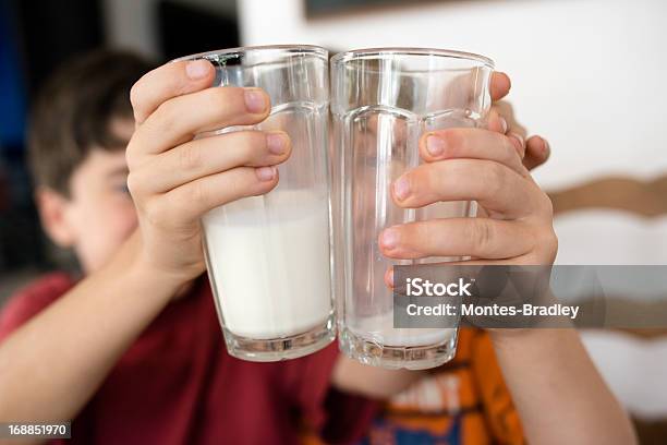 Brinda Con Latte Per Frienship Eterna - Fotografie stock e altre immagini di Alimentazione sana - Alimentazione sana, Bambino, Bere