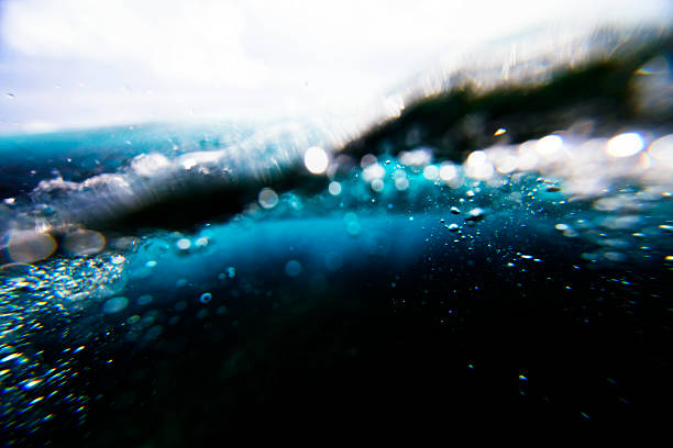 水中の泡 - wave breaking ストックフォトと画像