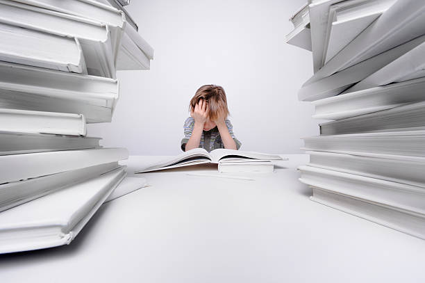 Boy frustrado con la tarea. - foto de stock