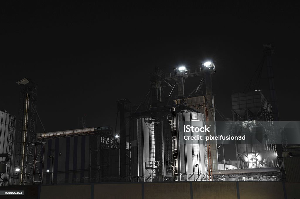 Fabbrica di produzione alimentare a notte - Foto stock royalty-free di Acciaieria