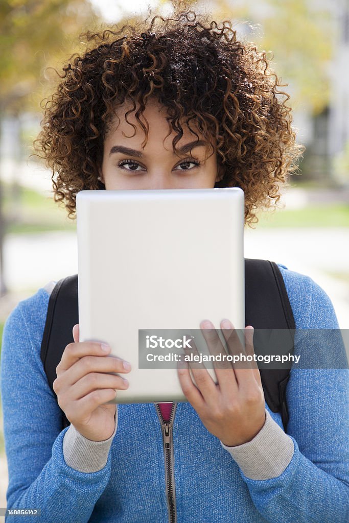 Atraente estudante usando um tablet digital - Foto de stock de 18-19 Anos royalty-free