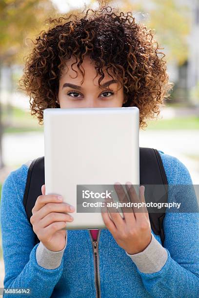 Foto de Atraente Estudante Usando Um Tablet Digital e mais fotos de stock de 18-19 Anos - 18-19 Anos, 20 Anos, Adolescente