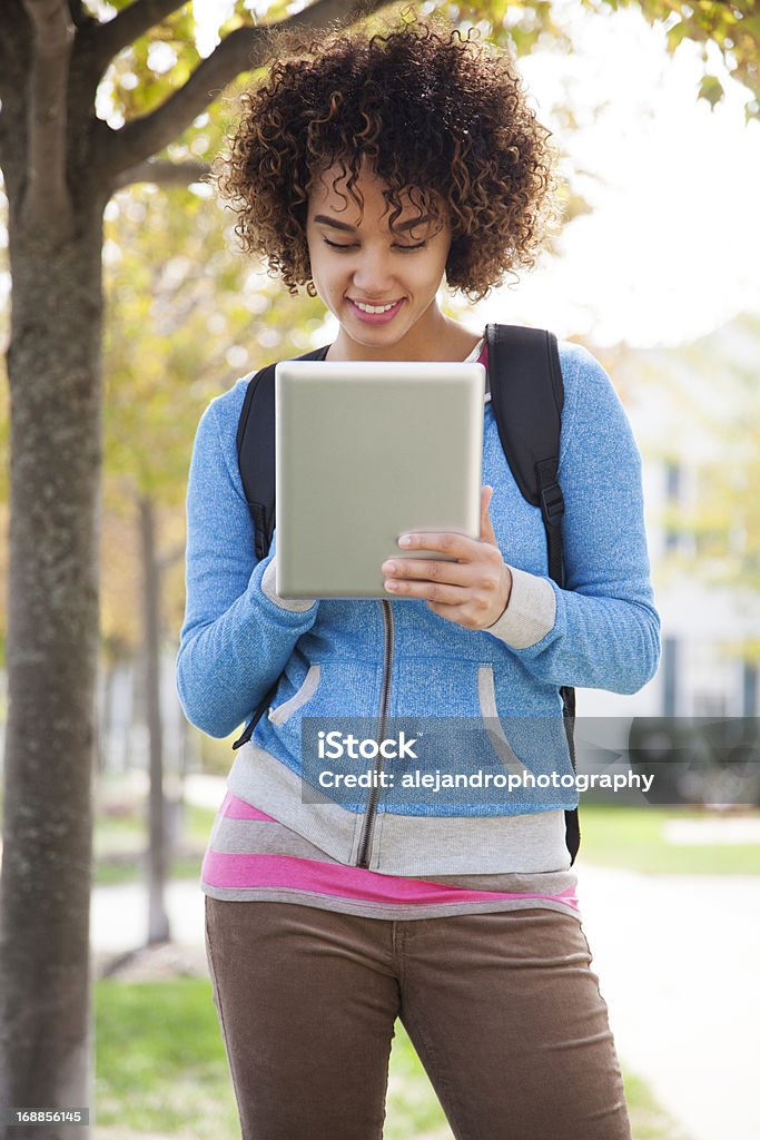 Bella studente utilizzando una tavoletta digitale - Foto stock royalty-free di 18-19 anni