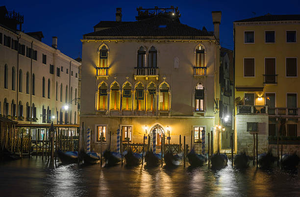 베니스 gondolas 계류 외부 대운하 팔라조 야간에만 이탈리어 - venice italy gondola grand canal luxury 뉴스 사진 이미지