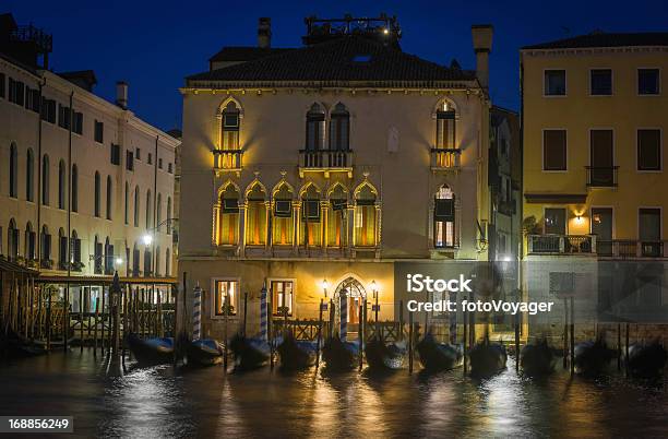 Foto de Veneza Gôndolas Ancorados Fora Do Grand Canal O Palazzo À Noite Itália e mais fotos de stock de Veneza - Itália