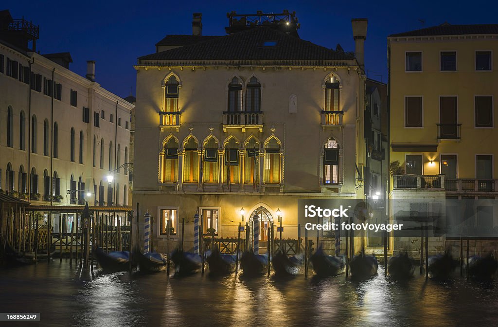 Венецианский Гранд канал gondolas пришвартованные за ночь, палаццо в Италии - Стоковые фото Венеция - Италия роялти-фри