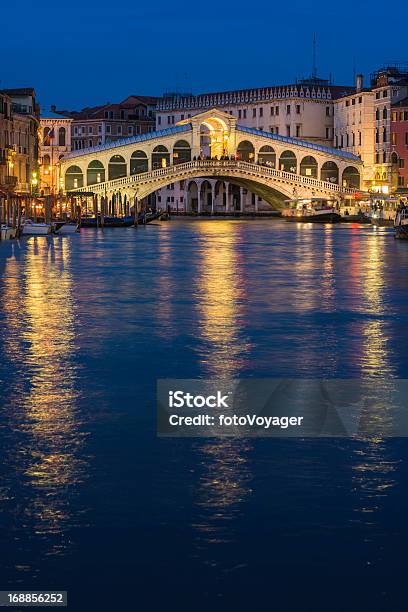 베니스 리알토 구름다리 전광식 At Dusk Over 대운하 이탈리어 베네치아-이탈리아에 대한 스톡 사진 및 기타 이미지 - 베네치아-이탈리아, 밤-하루 시간대, 궁전