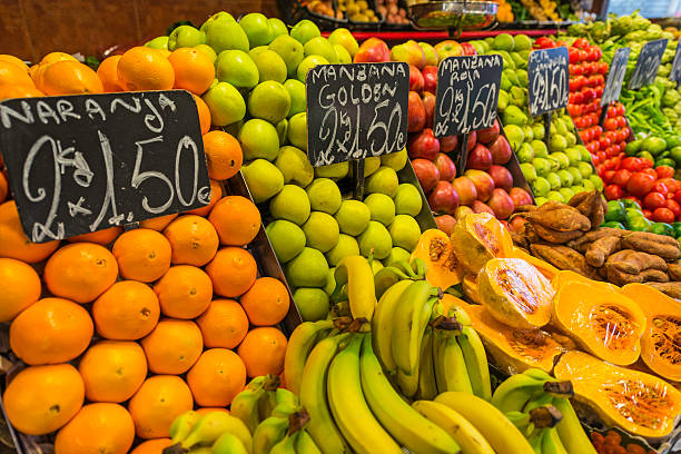 des fruits frais à la vente au marché la boqueria barcelone - market stall spain fruit trading photos et images de collection