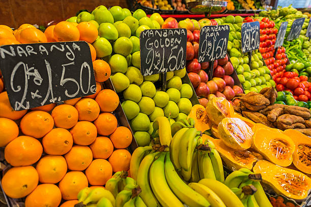 ヘルシーな新鮮なフルーツ販��売用に市場、ラ・ボケリア・バルセロナ - market stall spain fruit trading ストックフォトと画像