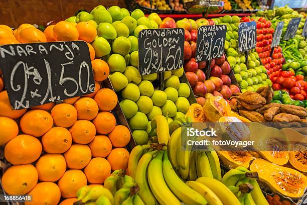 Saudável Frutas Frescas Para Venda No Mercado De La Boqueria Barcelona - Fotografias de stock e mais imagens de Alimentação Saudável