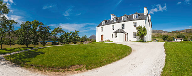 bianco casa di campagna con prato verde nella pittoresca località rurale - mansion uk gravel summer foto e immagini stock