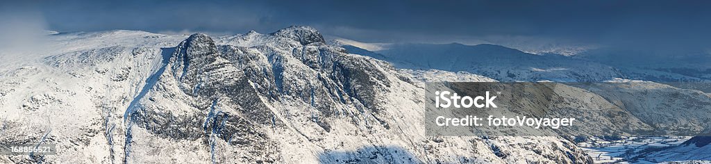 Distretto del lago in inverno neve Langdale Cumbria panorama Regno Unito - Foto stock royalty-free di Ambientazione esterna