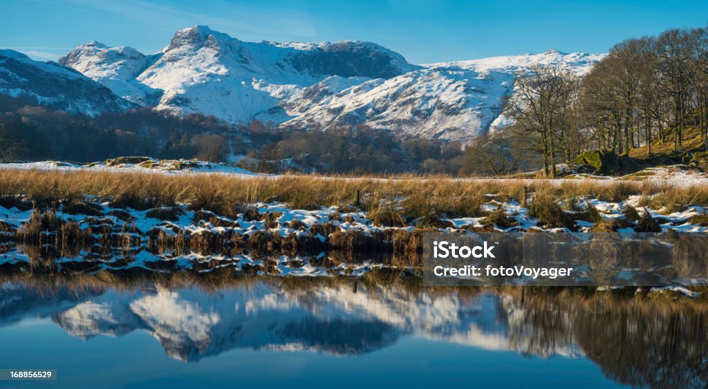 Lago District nívea picos montañosos que reflejan en tarn Cumbria - Foto de stock de Distrito de los Lagos de Inglaterra libre de derechos