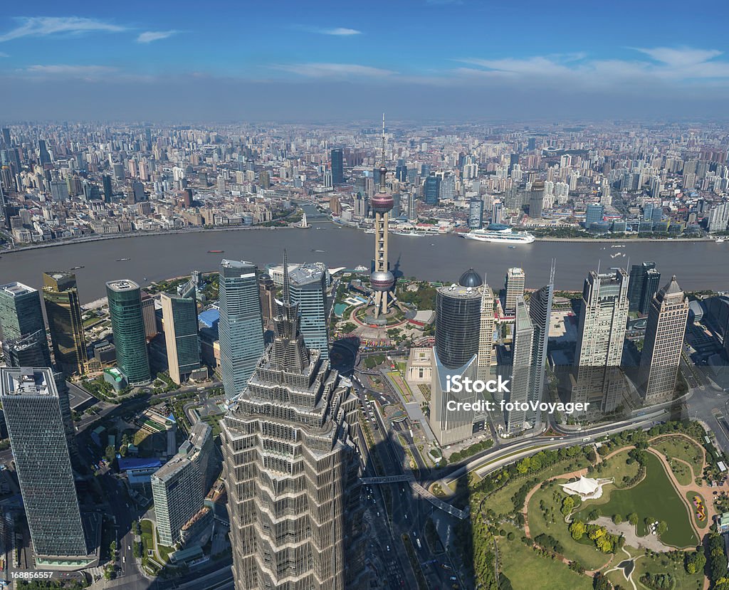 Shanghai Pundong Vue aérienne de gratte-ciel et le Bund, en Chine - Photo de Terrasse panoramique libre de droits