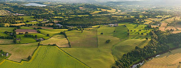 panorama de vista aérea de paisagem em mosaico fazendas campos - welsh culture wales field hedge - fotografias e filmes do acervo