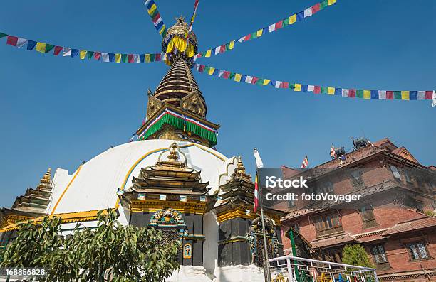 Bandeiras Coloridas De Oração Branco Stupa Katmandu Nepal - Fotografias de stock e mais imagens de Antigo