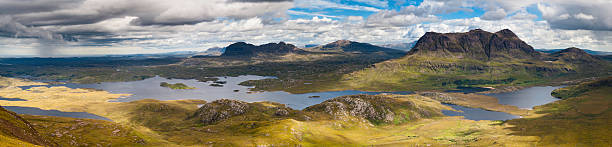 scozia epic highland paesaggio di montagna panorama - loch assynt immagine foto e immagini stock