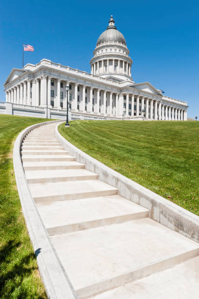 edifício do capitólio passos estrelas e listras salt lake city, utah - vertical copy space grass area column - fotografias e filmes do acervo