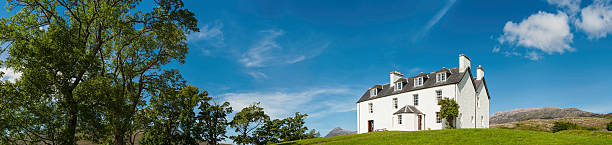 casa di campagna in estate paesaggio panorama pittoresco - loch assynt immagine foto e immagini stock