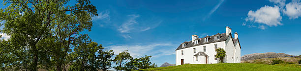 страна дом в живописный летний пейзаж panorama - loch assynt фотографии стоковые фото и изображения
