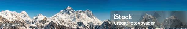 Foto de Monte Everest Subindo O Himalaia Picos De Montanha De Panorama e mais fotos de stock de Ama Dablam