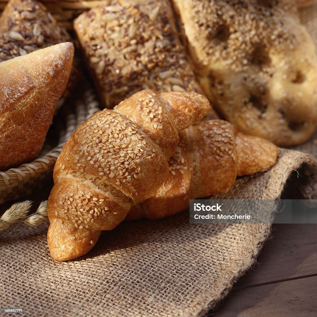 Pães orgânicos sortimento com criossants - Foto de stock de Abundância royalty-free