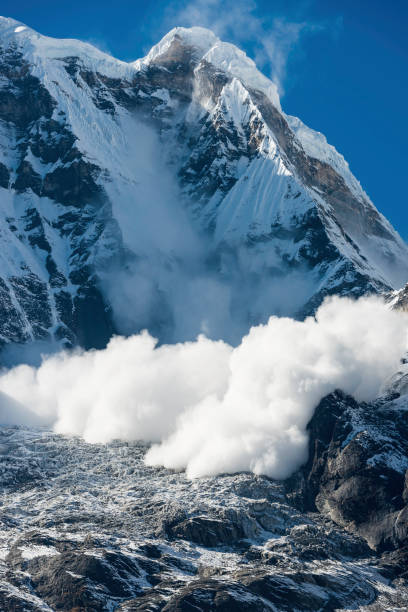 avalanche el thundering de los annapurnas himalayas montañas nepal - rock pinnacle cliff mountain peak fotografías e imágenes de stock