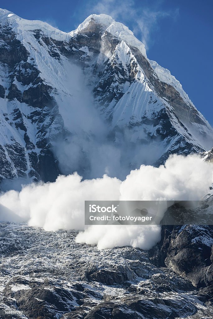 Лавина thundering вниз Annapurna Гималаи, Непал Горы - Стоковые фото Лавина роялти-фри