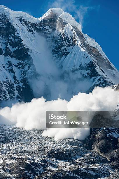 Лавина Thundering Вниз Annapurna Гималаи Непал Горы — стоковые фотографии и другие картинки Лавина