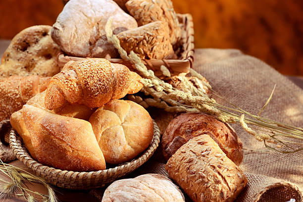 variedade de pães orgânicos - bread bread basket basket whole wheat - fotografias e filmes do acervo