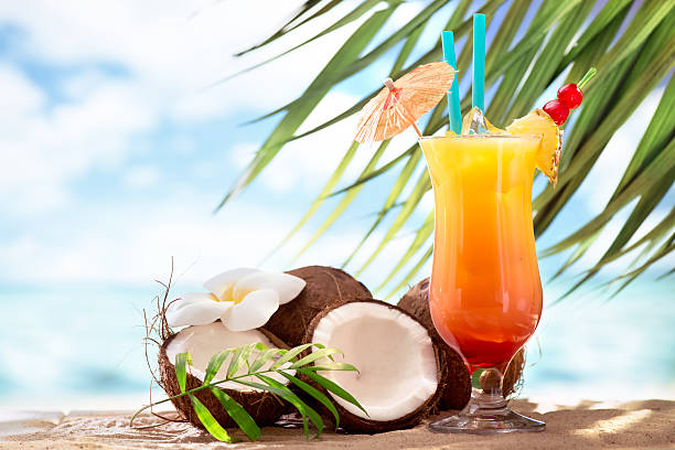 tequila sunrise cóctel en la playa - refreshment drink drinking straw cocktail fotografías e imágenes de stock
