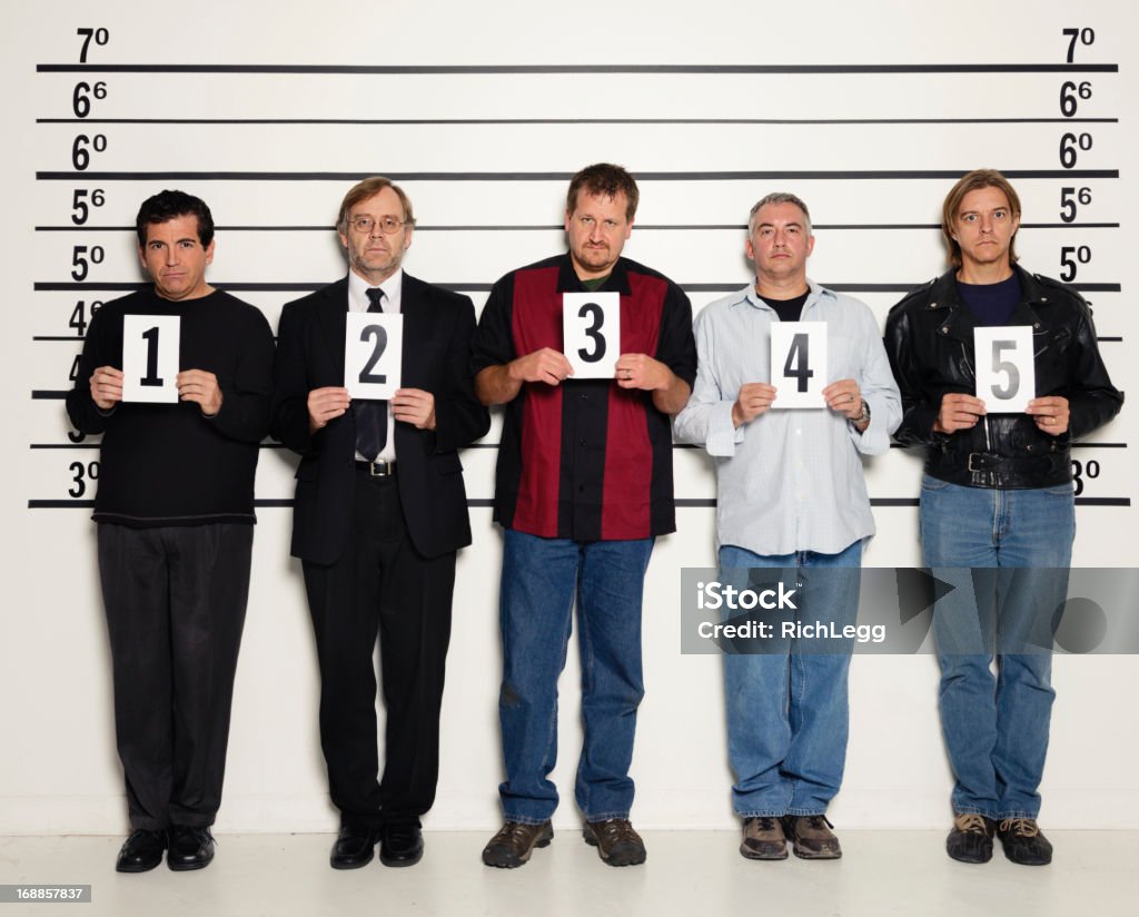 Homens em uma linha de polícia - Foto de stock de Fila de suspeitos royalty-free