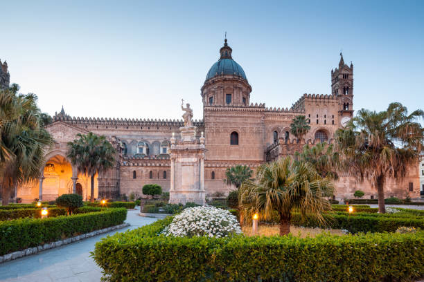 catedral de palermo, sicilia, italia, al atardecer - palermo sicilia fotografías e imágenes de stock