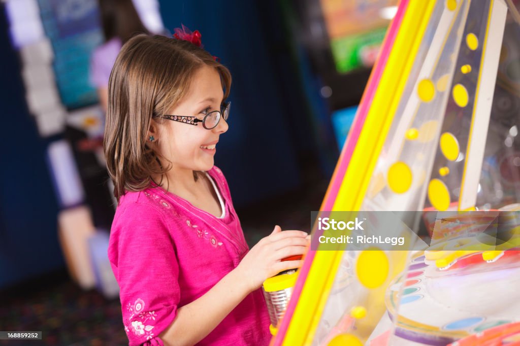 Kleines Mädchen in einem Amusement Arcade - Lizenzfrei Arkade Stock-Foto