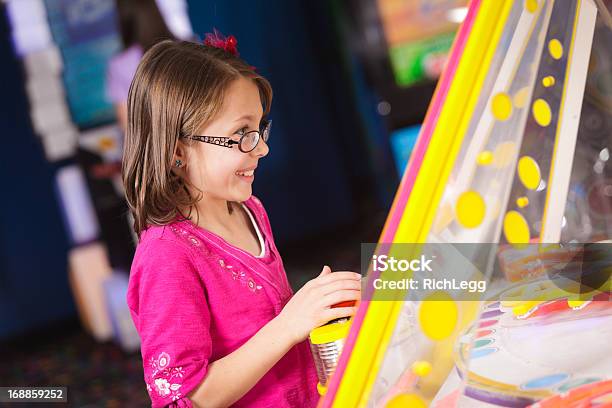 Kleines Mädchen In Einem Amusement Arcade Stockfoto und mehr Bilder von Arkade - Arkade, Kind, Spielhallen