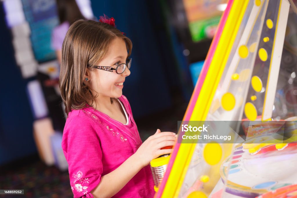 Dziewczynka w Salon gier automatycznych - Zbiór zdjęć royalty-free (Arkada)
