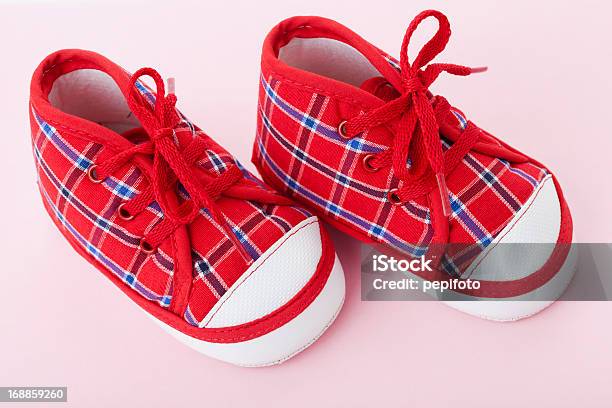 아기 신발 한 쌍을 보고 기뻐합니다 0명에 대한 스톡 사진 및 기타 이미지 - 0명, 딸이예요, 분홍색 배경