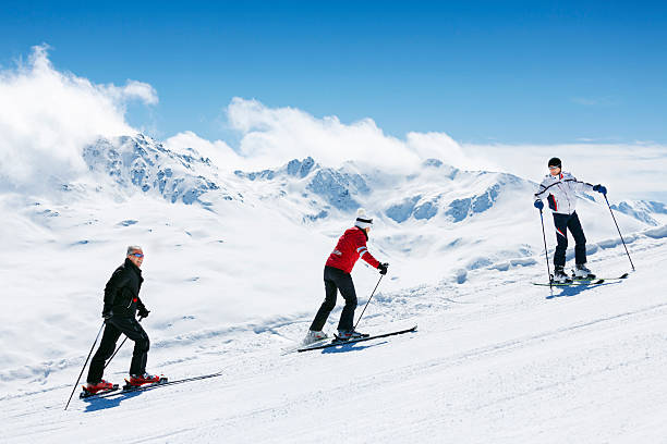narciarskie-grupa wspina się na szczyt góry - winter friendship france italy zdjęcia i obrazy z banku zdjęć