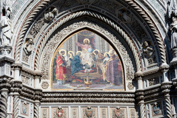 view of the external facade of the florence cathedral santa maria del fiore - rose window florence italy cathedral tuscany imagens e fotografias de stock