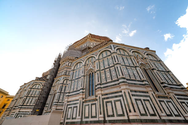 view of the external facade of the florence cathedral santa maria del fiore - rose window florence italy cathedral tuscany imagens e fotografias de stock