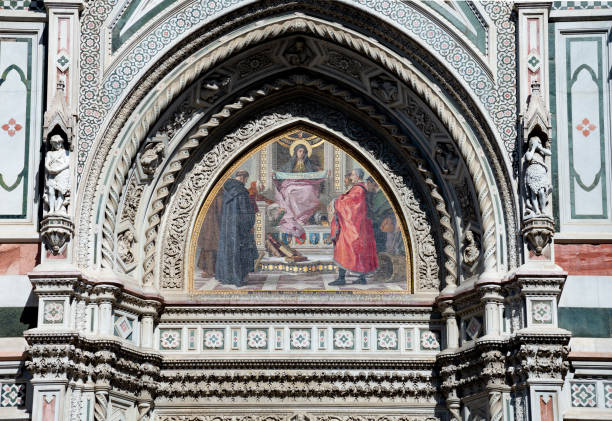 view of the external facade of the florence cathedral santa maria del fiore - rose window florence italy cathedral tuscany imagens e fotografias de stock