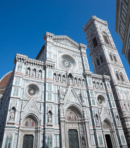view of the external facade of the florence cathedral santa maria del fiore - rose window florence italy cathedral tuscany imagens e fotografias de stock