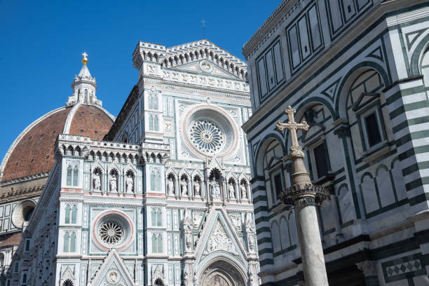 view of the external facade of the florence cathedral santa maria del fiore - rose window florence italy cathedral tuscany imagens e fotografias de stock