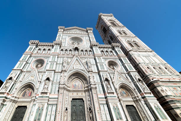 view of the external facade of the florence cathedral santa maria del fiore - rose window florence italy cathedral tuscany imagens e fotografias de stock