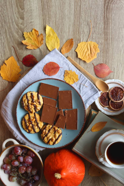 comida doce, bebida quente e detalhes outonais - squash pumpkin orange japanese fall foliage - fotografias e filmes do acervo