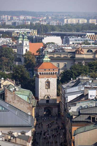 vista aérea de la ciudad, puerta de florian al final de la calle florianska, cracovia, polonia - florianska street fotografías e imágenes de stock