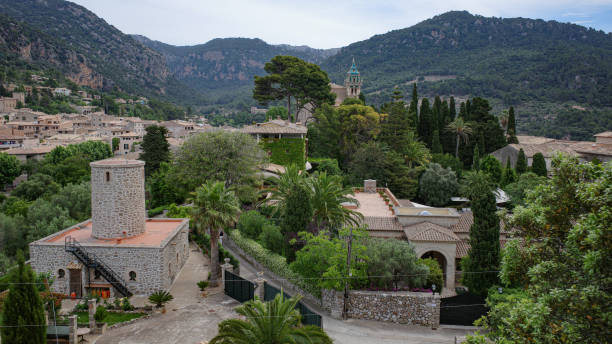 vue sur la ville de valldemossa et les montagnes de tramuntana, majorque - valldemossa photos et images de collection