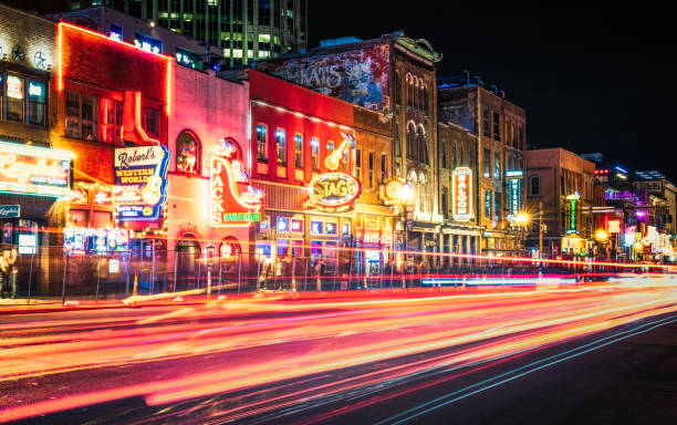 lower broadway de nashville - music retro revival blurred motion light photos et images de collection